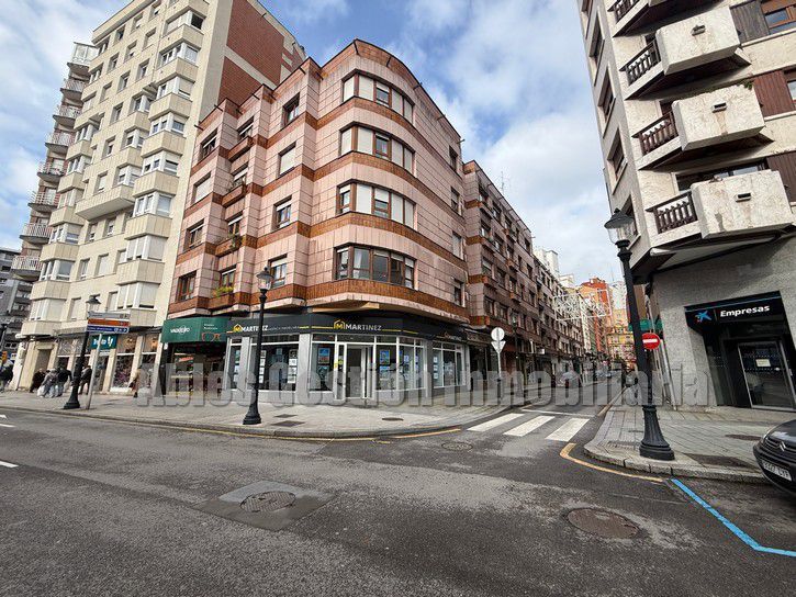 Vista exterior de Pis de lloguer en Gijón  amb Calefacció, Parquet i Moblat