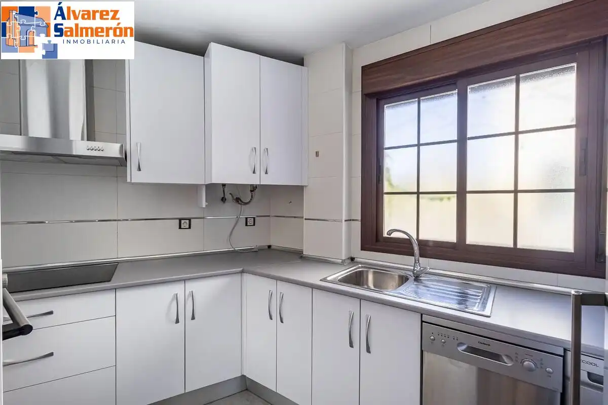 Kitchen of Flat for sale in La Zubia  with Air Conditioner and Storage room
