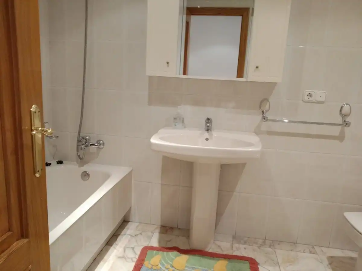Badezimmer von Wohnungen zur Miete in Ponferrada mit Heizung, Möbliert und Balkon
