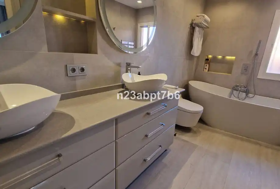 Bany de Pis en venda en Estepona amb Moblat, Microones i TV