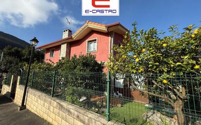 Vista exterior de Casa o xalet en venda en Castro-Urdiales amb Calefacció, Terrassa i Traster