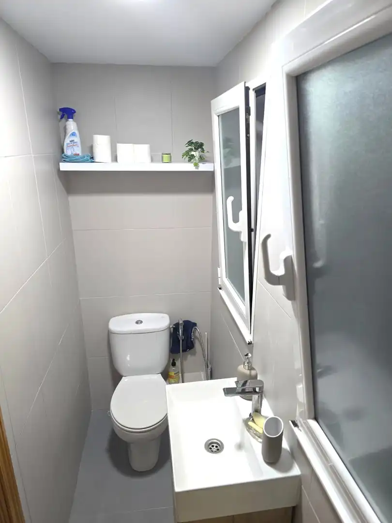 Bany de Apartament de lloguer en Cáceres amb Aire condicionat, Calefacció i Moblat