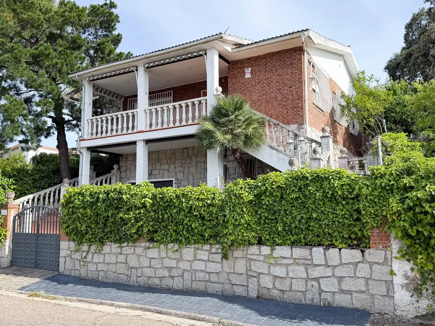 Vista exterior de Casa o xalet en venda en Santa Cruz del Retamar amb Calefacció, Jardí privat i Terrassa