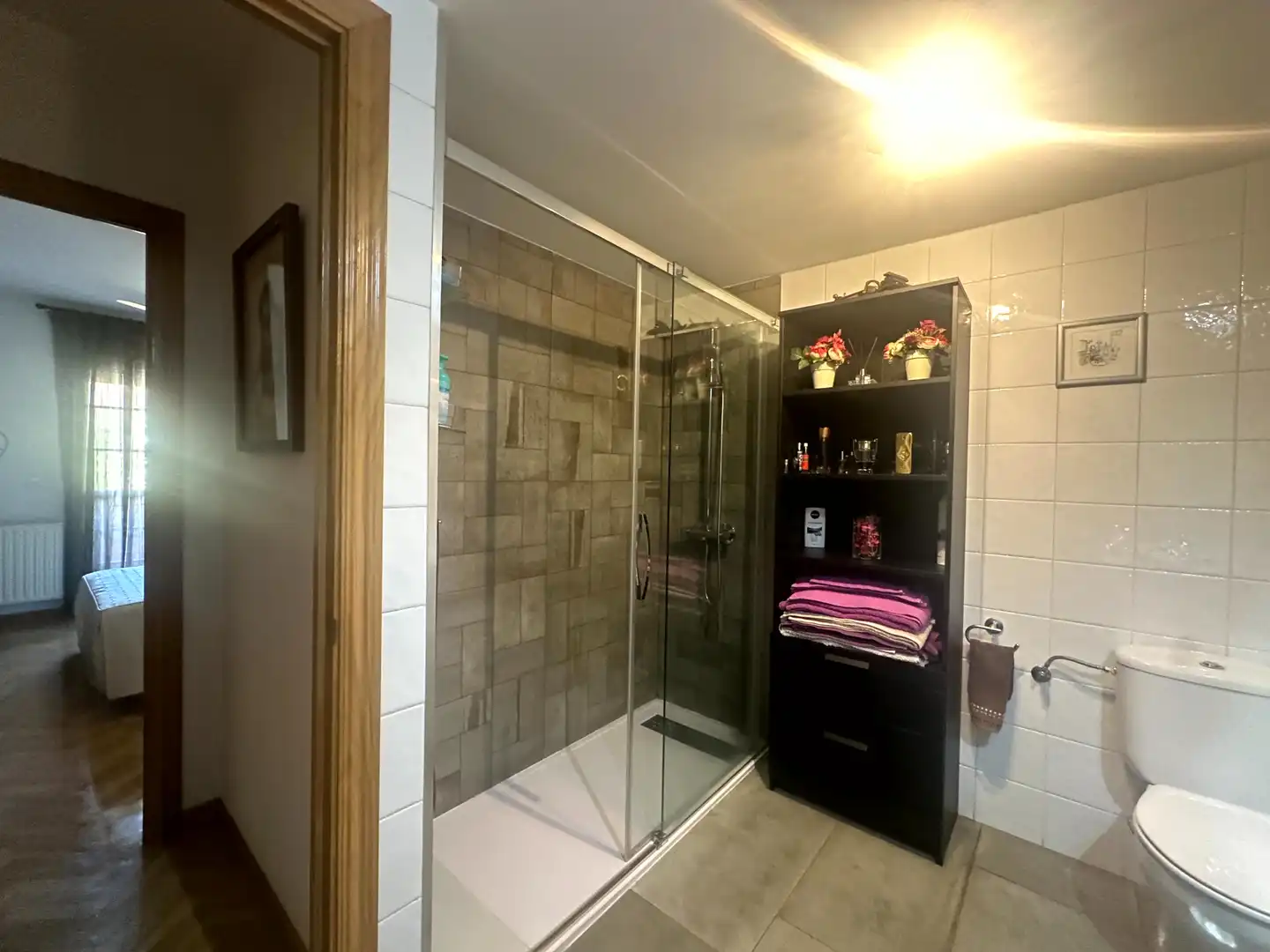 Badezimmer von Einfamilien-Reihenhaus zum Verkauf in Algete mit Klimaanlage, Heizung und Privatgarten