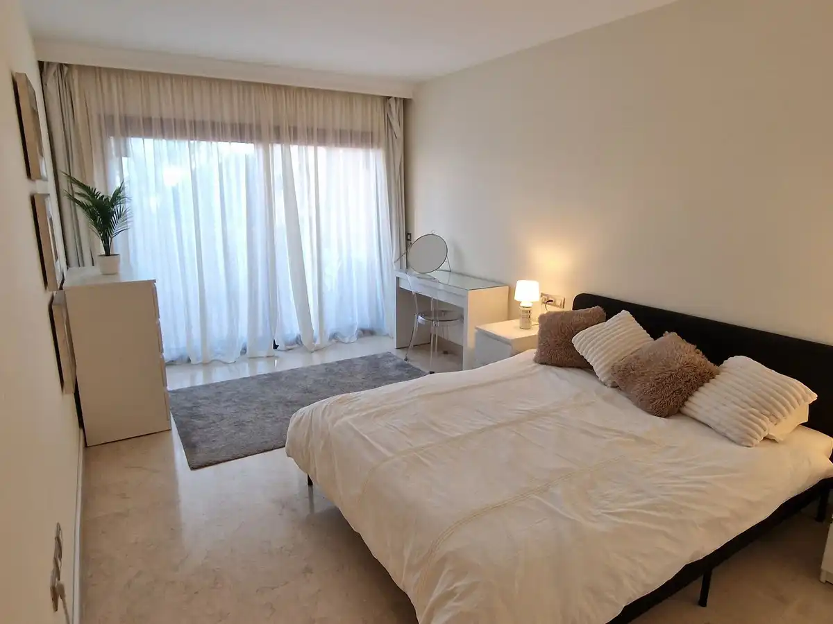Bedroom of Flat for rent in Benahavís  with Air Conditioner, Private garden and Terrace