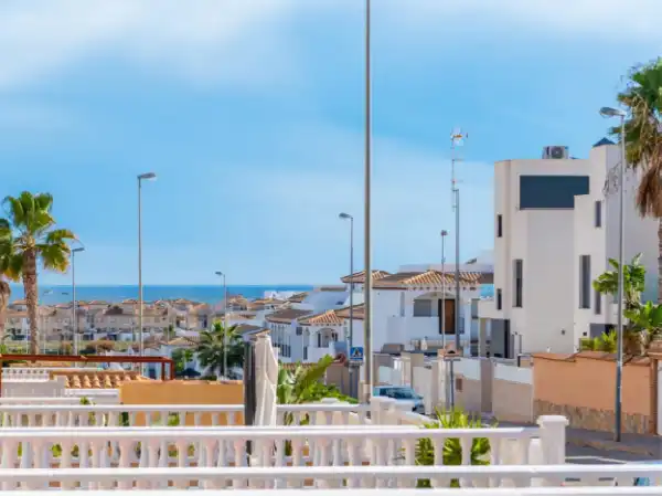 Casa aparellada amb terrassa en venda a Orihuela Costa, imagen 2