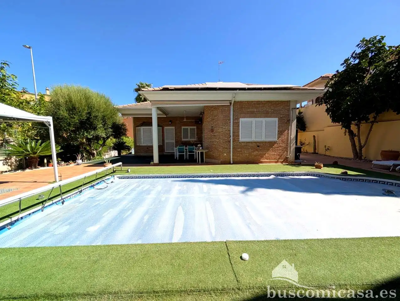Vista exterior de Casa o xalet en venda en Linares amb Aire condicionat, Calefacció i Jardí privat