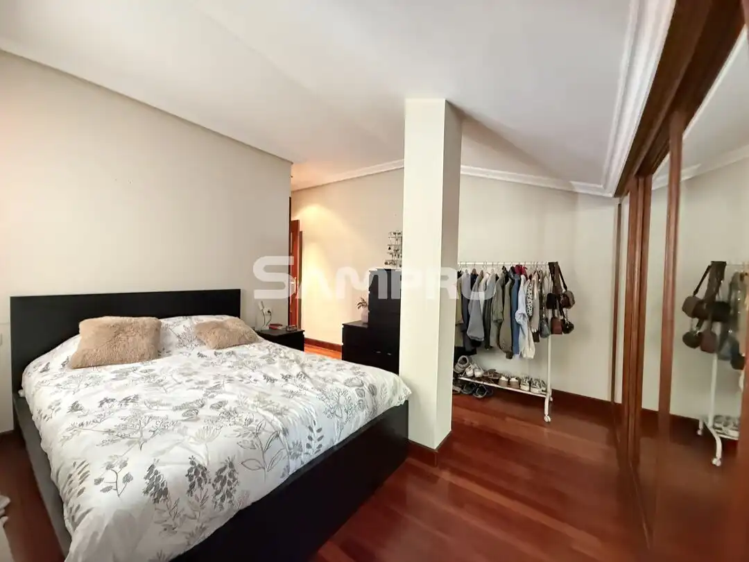 Schlafzimmer von Dachboden zum Verkauf in Arrasate / Mondragón mit Heizung und Balkon