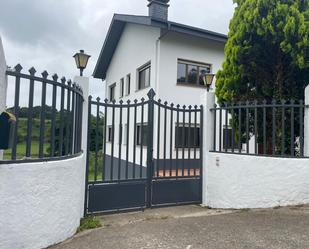 Vista exterior de Casa o xalet en venda en Tapia de Casariego amb Calefacció, Terrassa i Traster