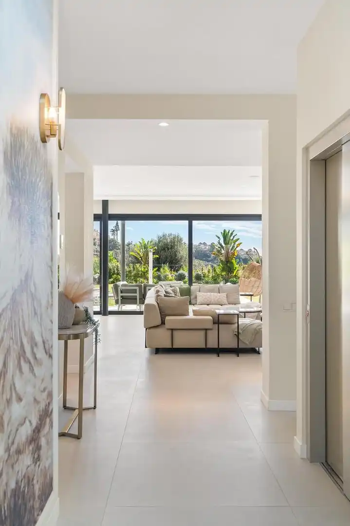 Sala d'estar de Casa adosada de lloguer en Marbella amb Aire condicionat, Calefacció i Jardí privat
