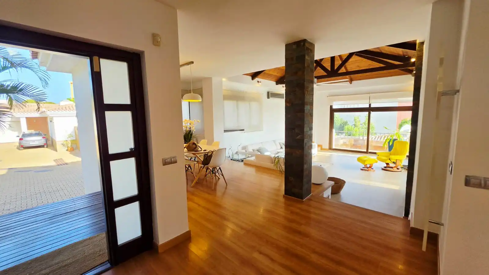 Sala d'estar de Casa o xalet en venda en Fuengirola amb Aire condicionat, Jardí privat i Terrassa