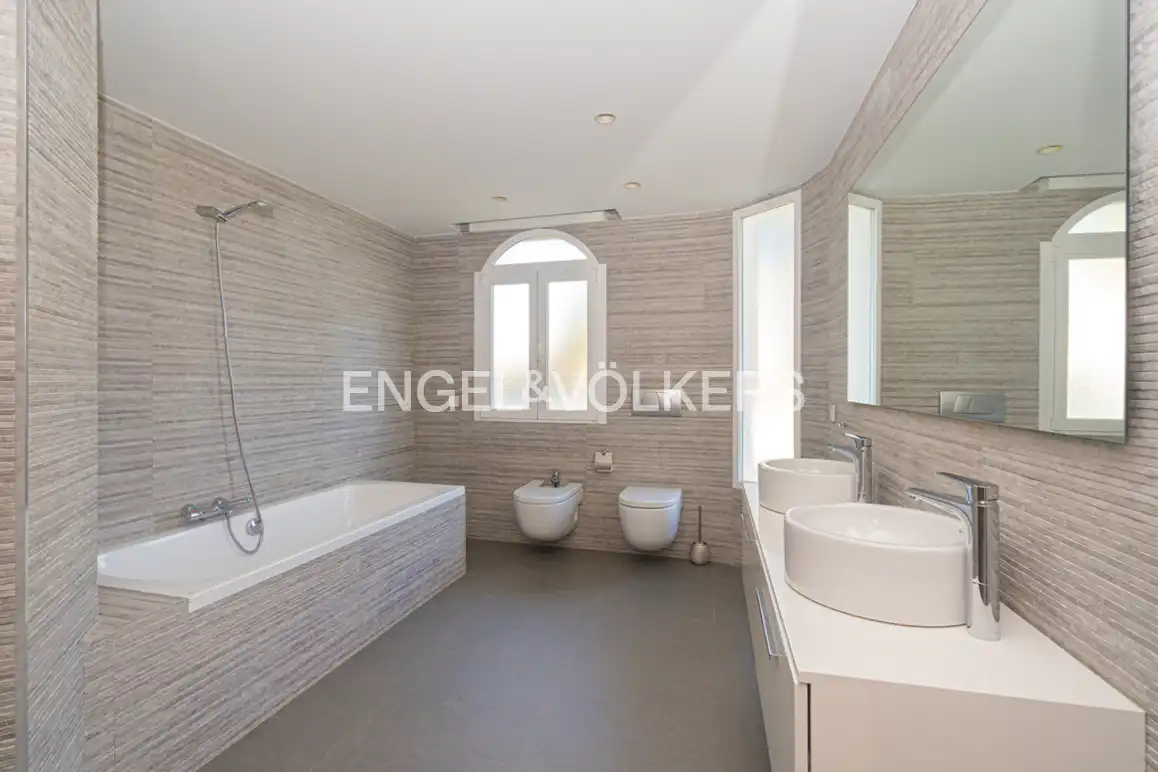 Bany de Casa o xalet en venda en L'Alfàs del Pi amb Aire condicionat, Jardí privat i Piscina