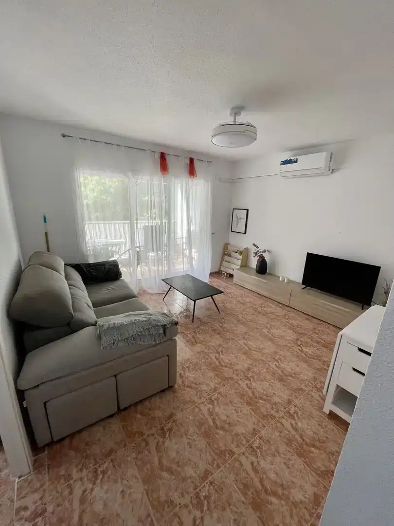 Sala de estar de Apartamento de alquiler en Benicasim / Benicàssim con Aire acondicionado, Piscina y Amueblado