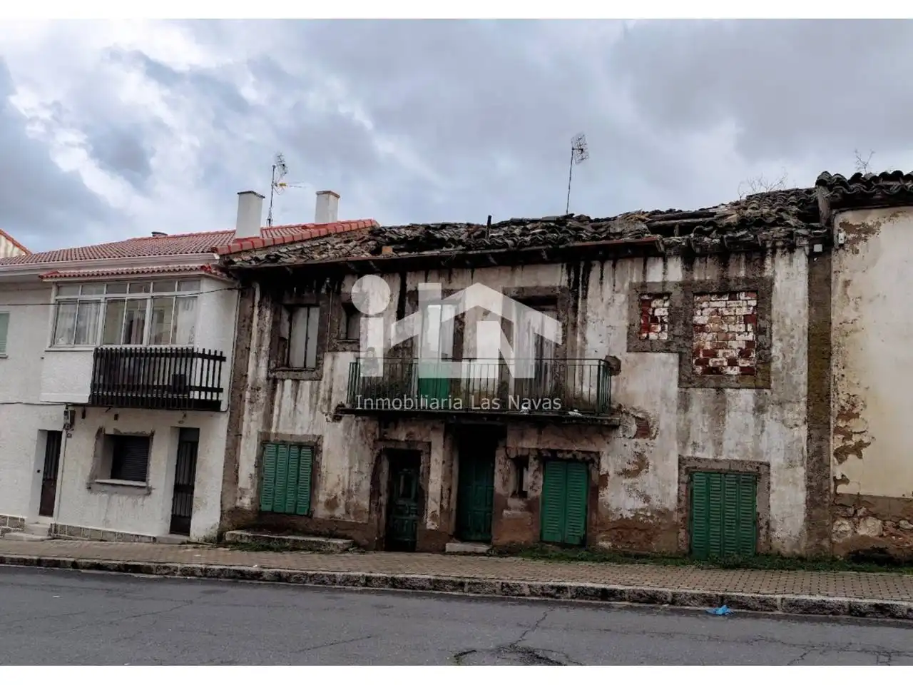 Vista exterior de Casa o xalet en venda en Las Navas del Marqués  amb Jardí privat