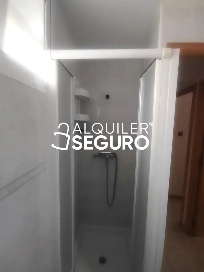 Baño de Piso de alquiler en Benidorm con Aire acondicionado, Terraza y Amueblado