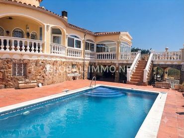 Xalet amb piscina en venda a Carrer Bèlgica