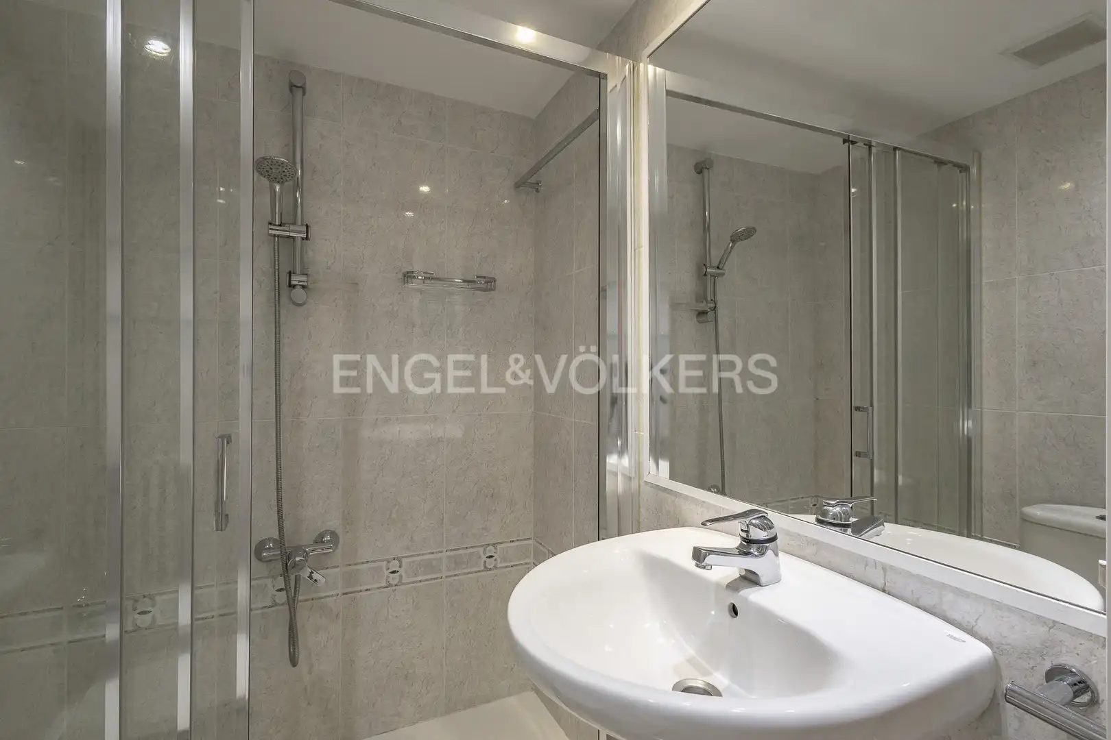 Baño de Piso en venta en Sant Just Desvern con Calefacción, Jardín privado y Parquet