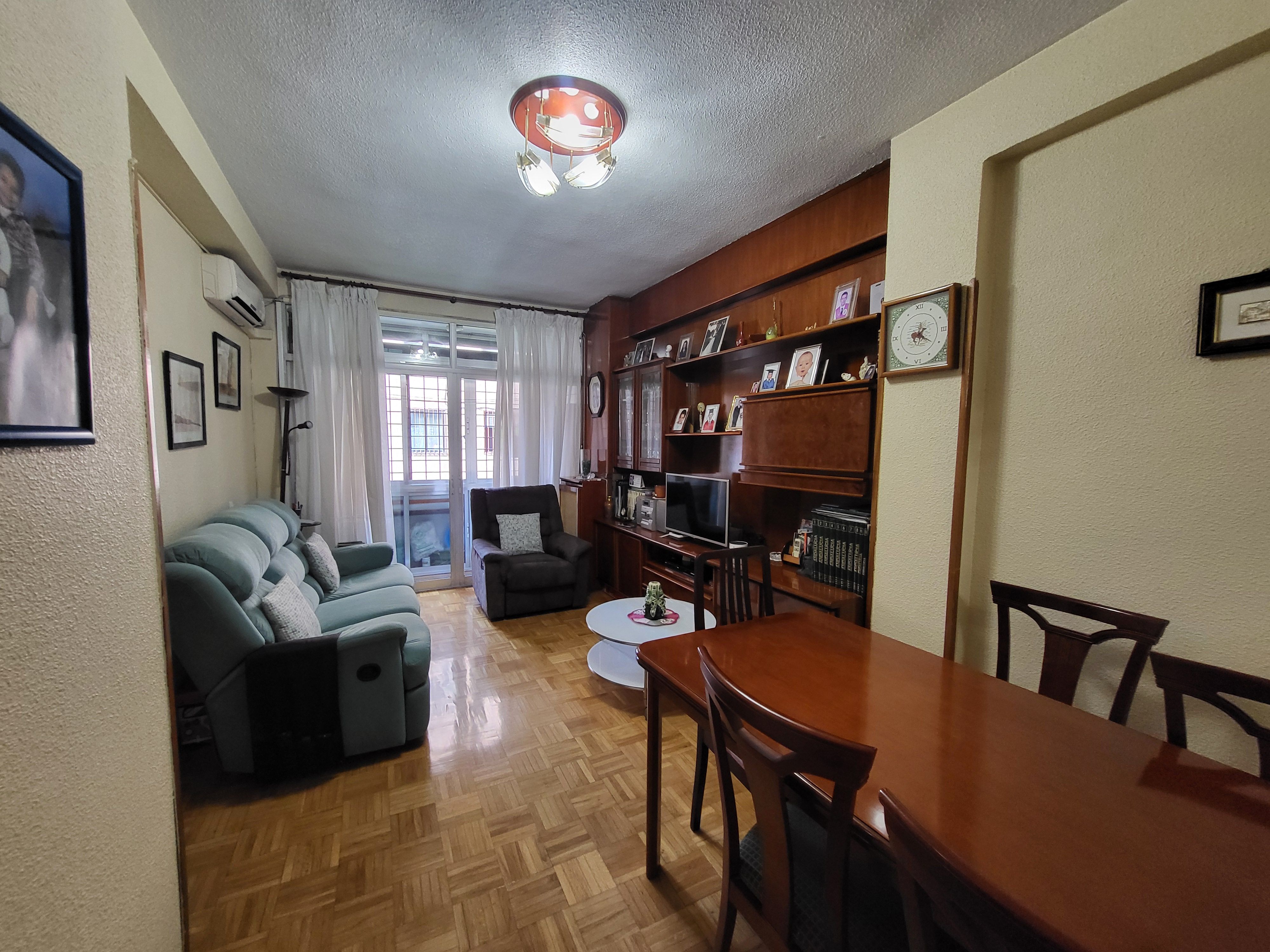 Sala d'estar de Pis en venda en  Madrid Capital amb Calefacció, Parquet i Terrassa