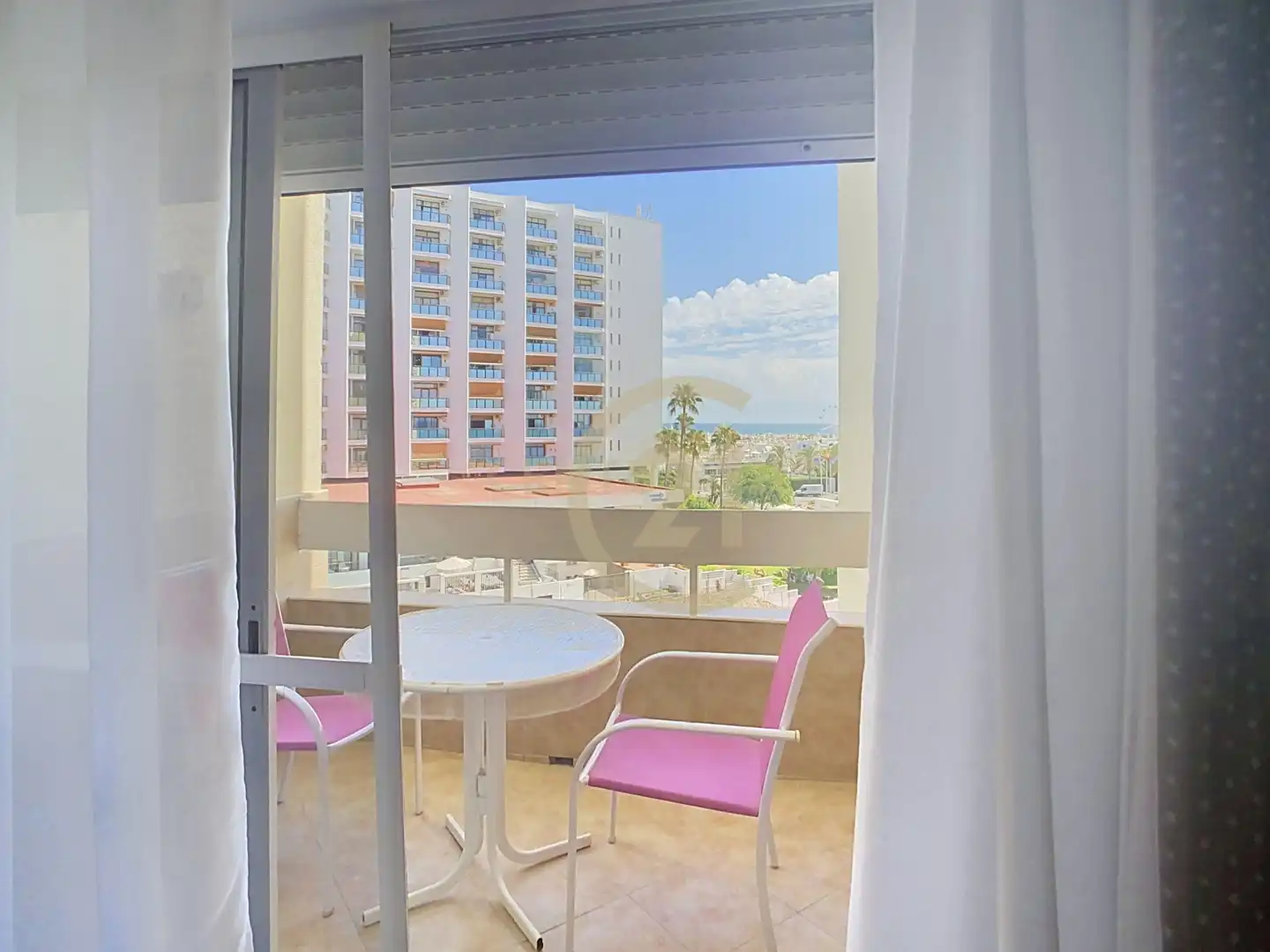Terraza de Apartamento de alquiler en Benalmádena con Aire acondicionado, Piscina y Microondas