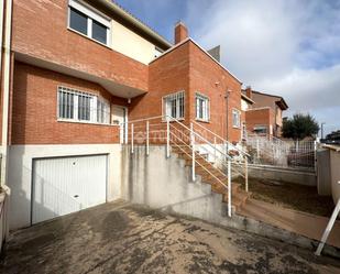 Vista exterior de Casa adosada en venda en Marchamalo amb Calefacció, Jardí privat i Terrassa