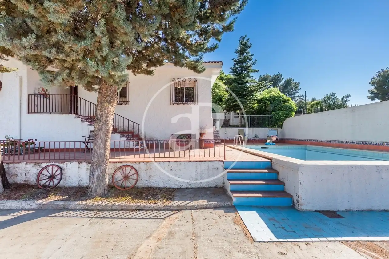 Vista exterior de Casa o xalet en venda en Chiva amb Aire condicionat, Calefacció i Jardí privat