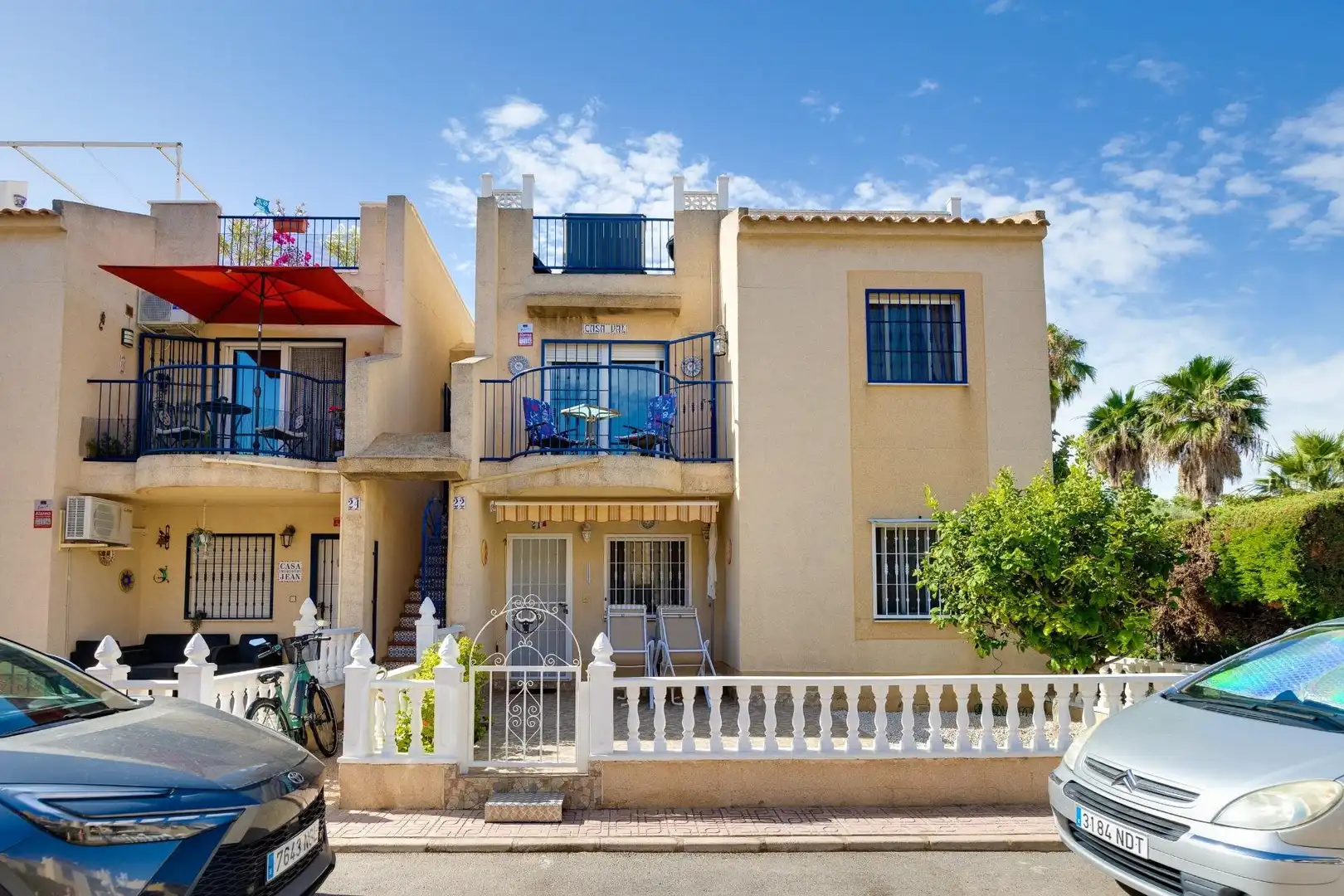 Vista exterior de Casa o xalet en venda en Torrevieja amb Aire condicionat, Piscina i Moblat