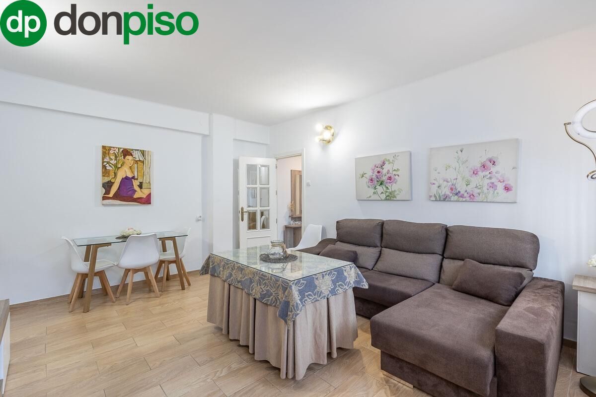Living room of Flat for sale in  Granada Capital  with Air Conditioner and Parquet flooring