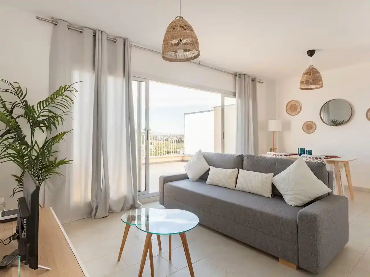 Sala d'estar de Àtic de lloguer en Dénia amb Aire condicionat, Jardí privat i Parquet