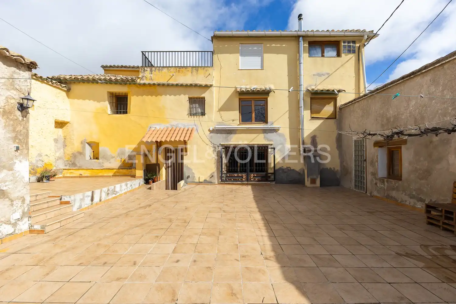 Vista exterior de Finca rústica en venda en Requena amb Aire condicionat, Calefacció i Jardí privat