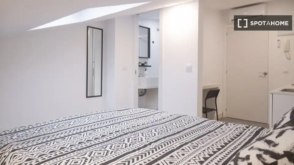 Schlafzimmer von Wohnung zur Miete in Madrid mit Klimaanlage, Heizung und Möbliert