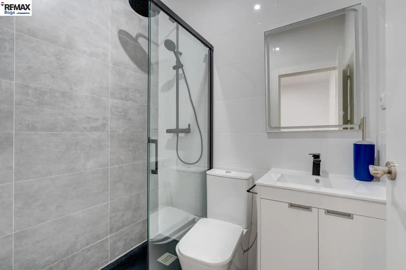 Bathroom of Commercial properties for sale in Cordovín  with Furnished