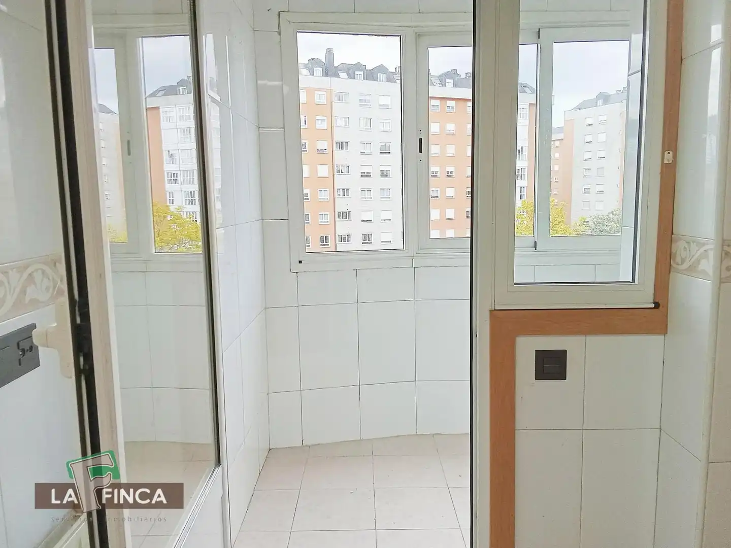 Dormitori de Pis en venda en Oviedo  amb Calefacció, Parquet i Terrassa