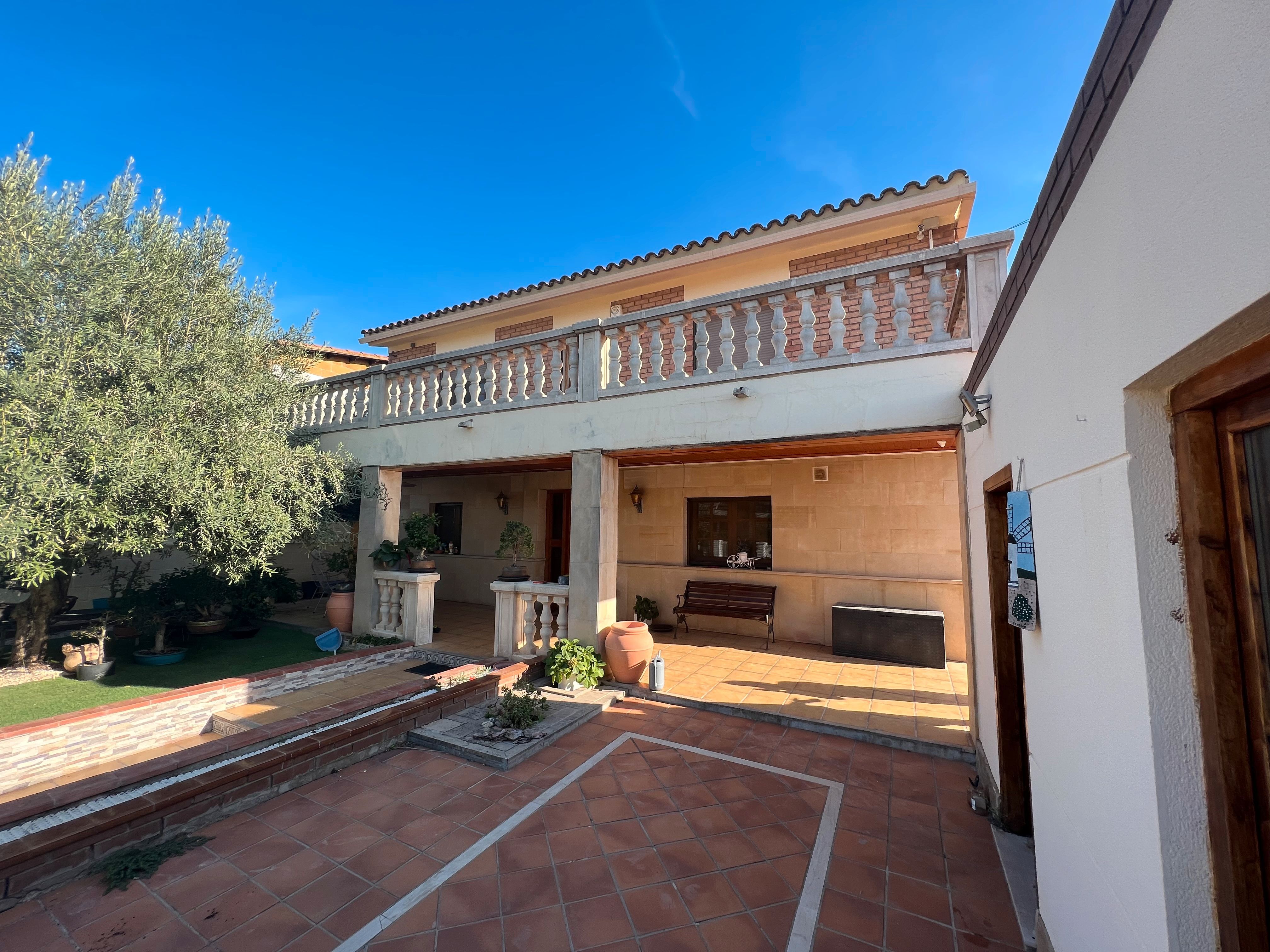 Vista exterior de Casa o xalet en venda en Albatàrrec amb Aire condicionat, Calefacció i Jardí privat