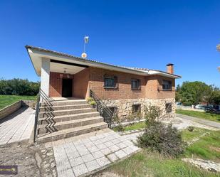 Vista exterior de Casa o xalet en venda en Lozoyuela-Navas-Sieteiglesias amb Jardí privat, Terrassa i Traster