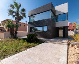 Vista exterior de Casa o xalet en venda en Torrevieja amb Aire condicionat, Terrassa i Piscina