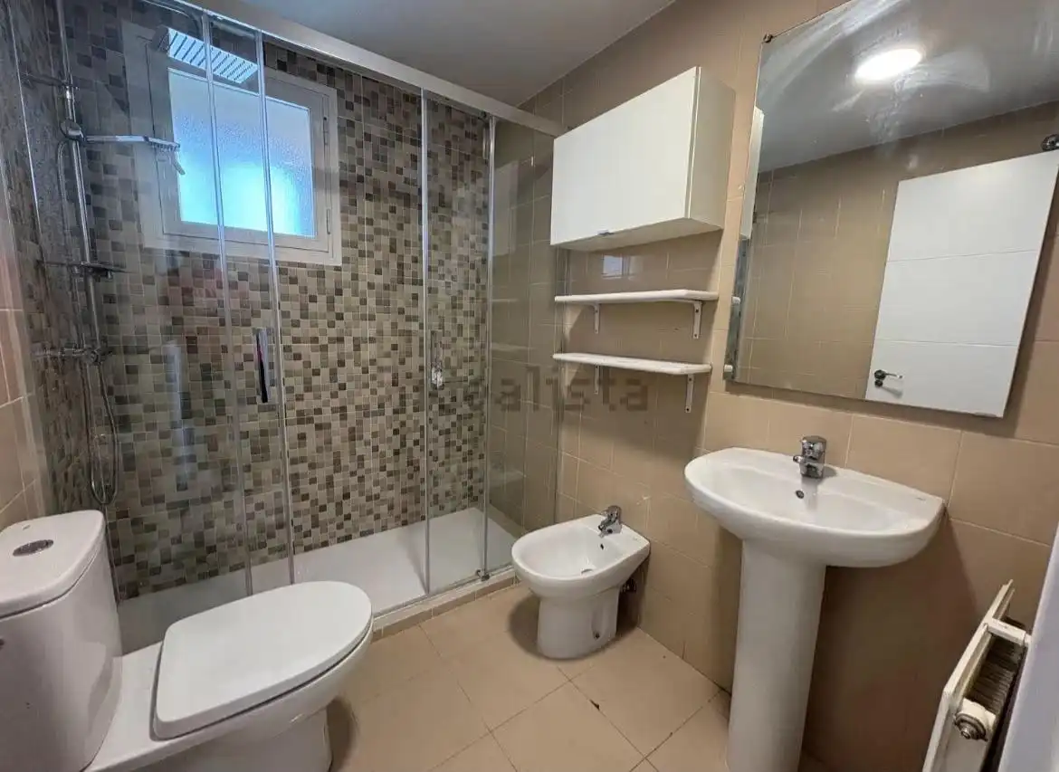 Baño de Piso de alquiler en Madrid con Aire acondicionado y Balcón
