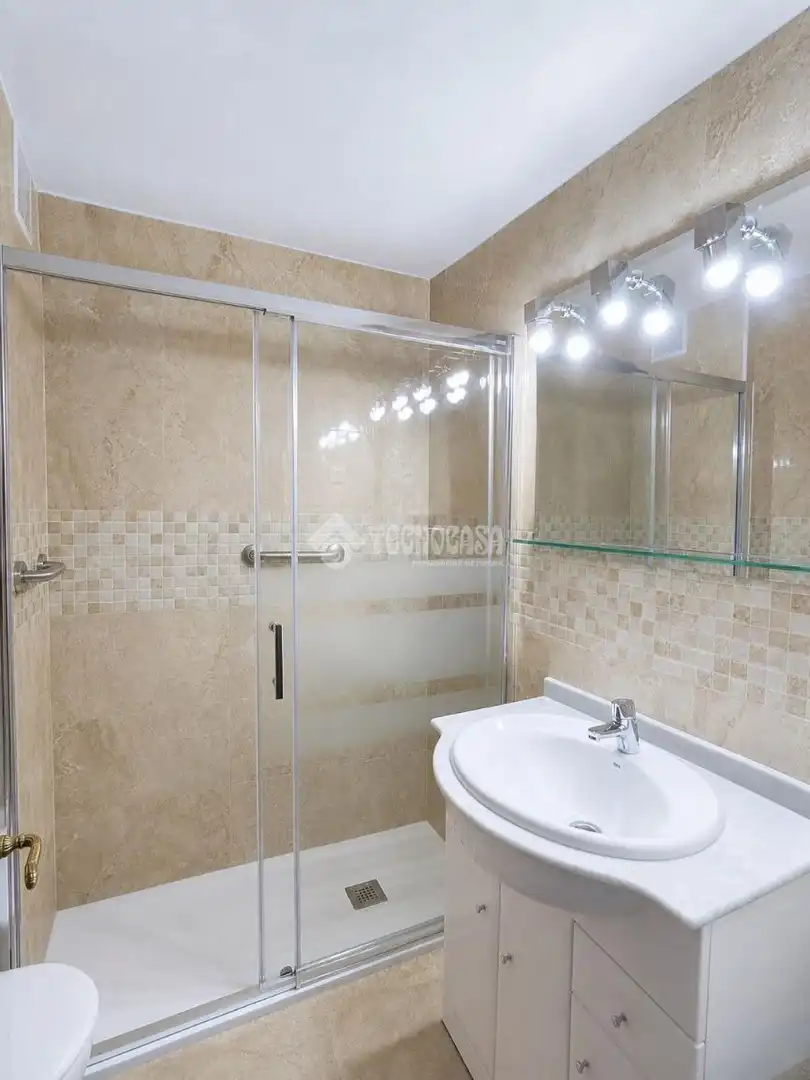 Bathroom of Flat for sale in Madrid  with Air Conditioner, Heating and Balcony