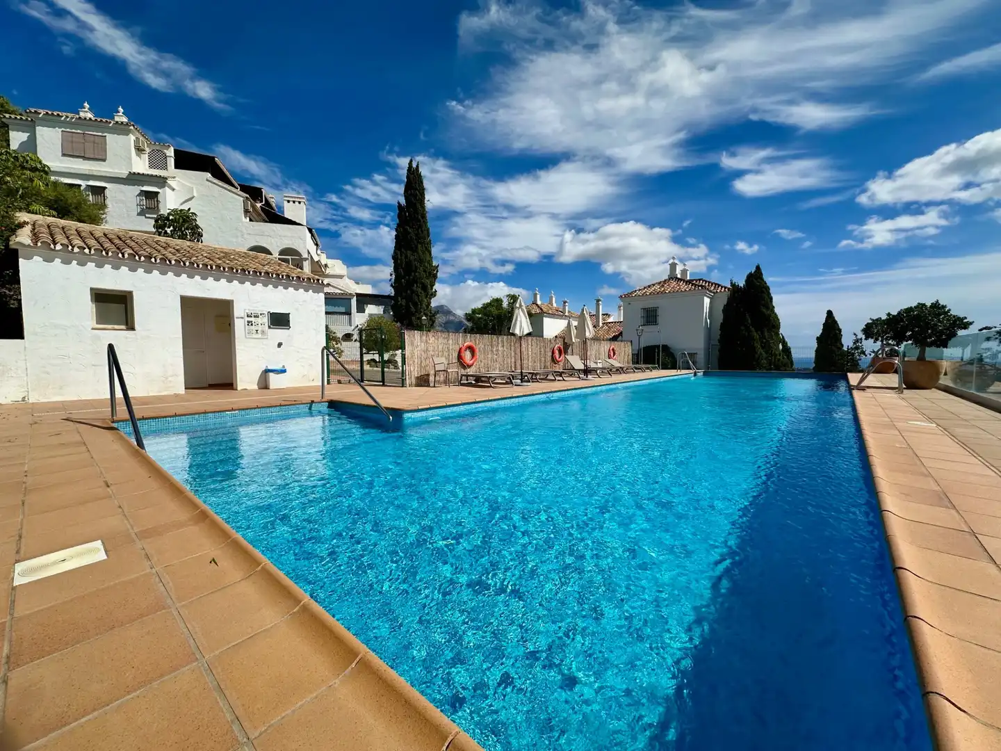 Schwimmbecken von Wohnungen zur Miete in Benahavís mit Klimaanlage, Terrasse und Abstellraum