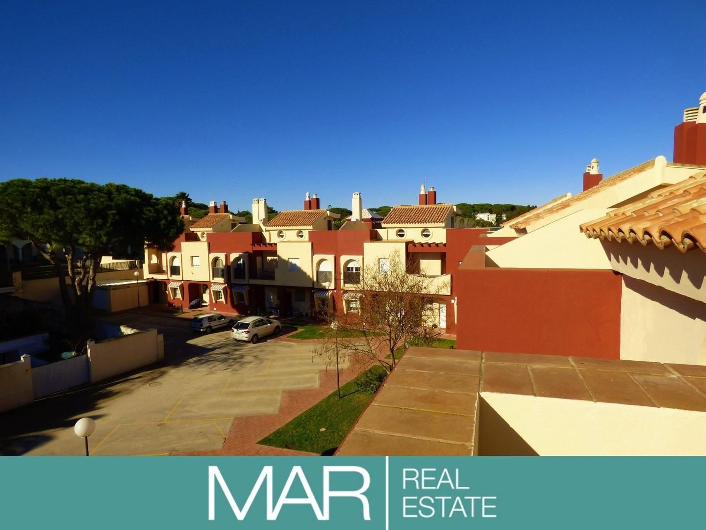 Vista exterior de Casa adosada en venda en Chiclana de la Frontera amb Aire condicionat, Jardí privat i Terrassa