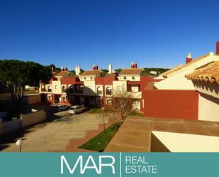 Vista exterior de Casa adosada en venda en Chiclana de la Frontera amb Aire condicionat, Jardí privat i Terrassa