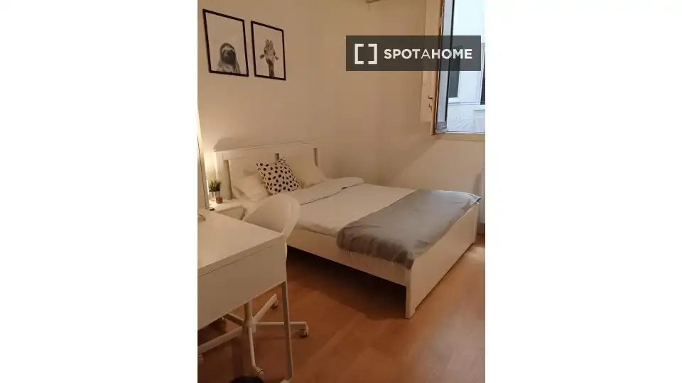Bedroom of Flat for share in Madrid  with Air Conditioner, Heating and Furnished