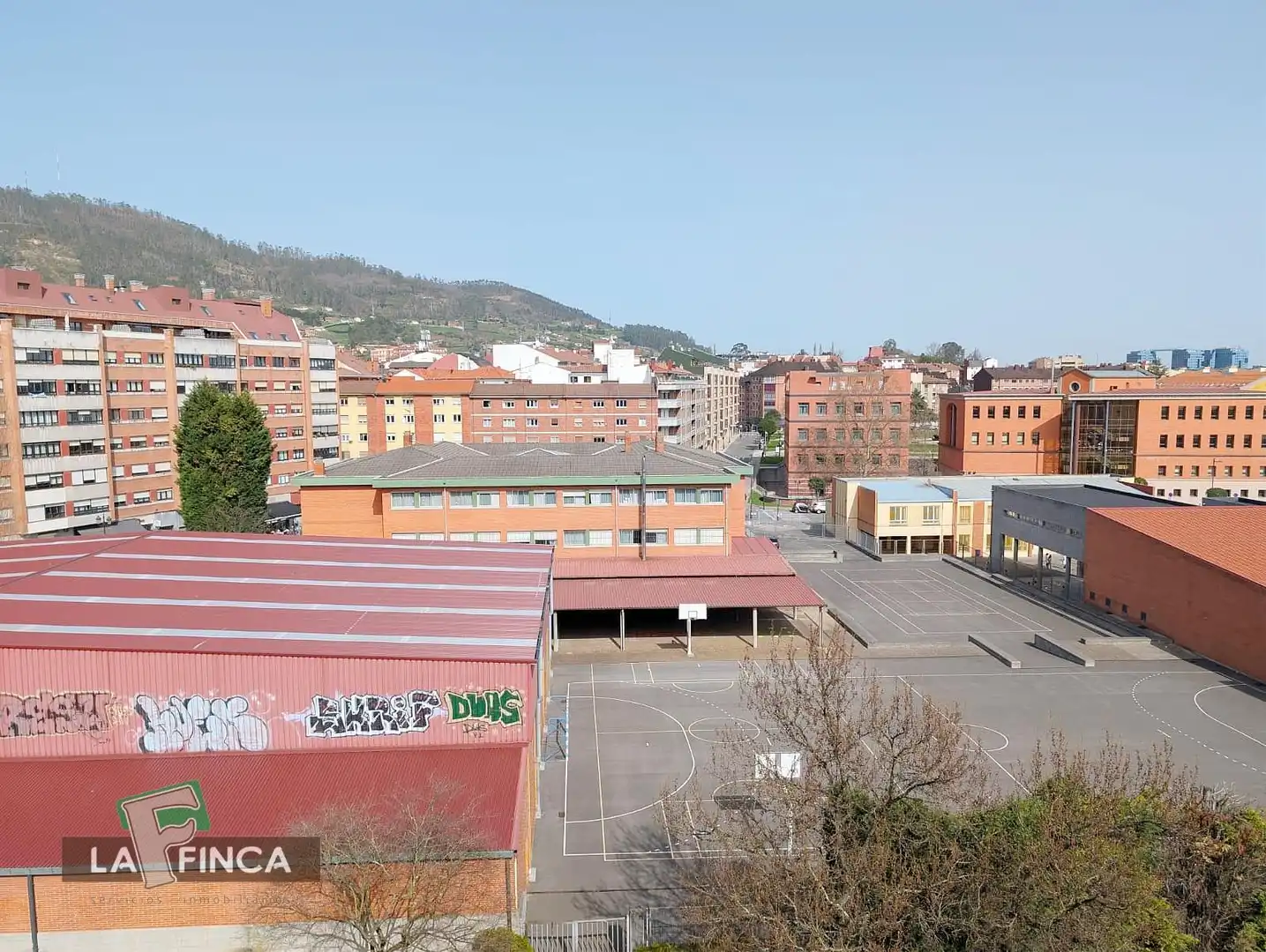 Vista exterior de Pis en venda en Oviedo  amb Calefacció, Parquet i Traster
