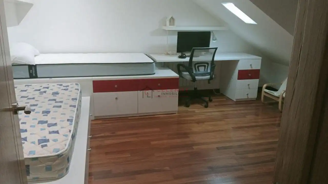 Dormitori de Dúplex de lloguer en Ourense Capital  amb Calefacció, Parquet i Traster