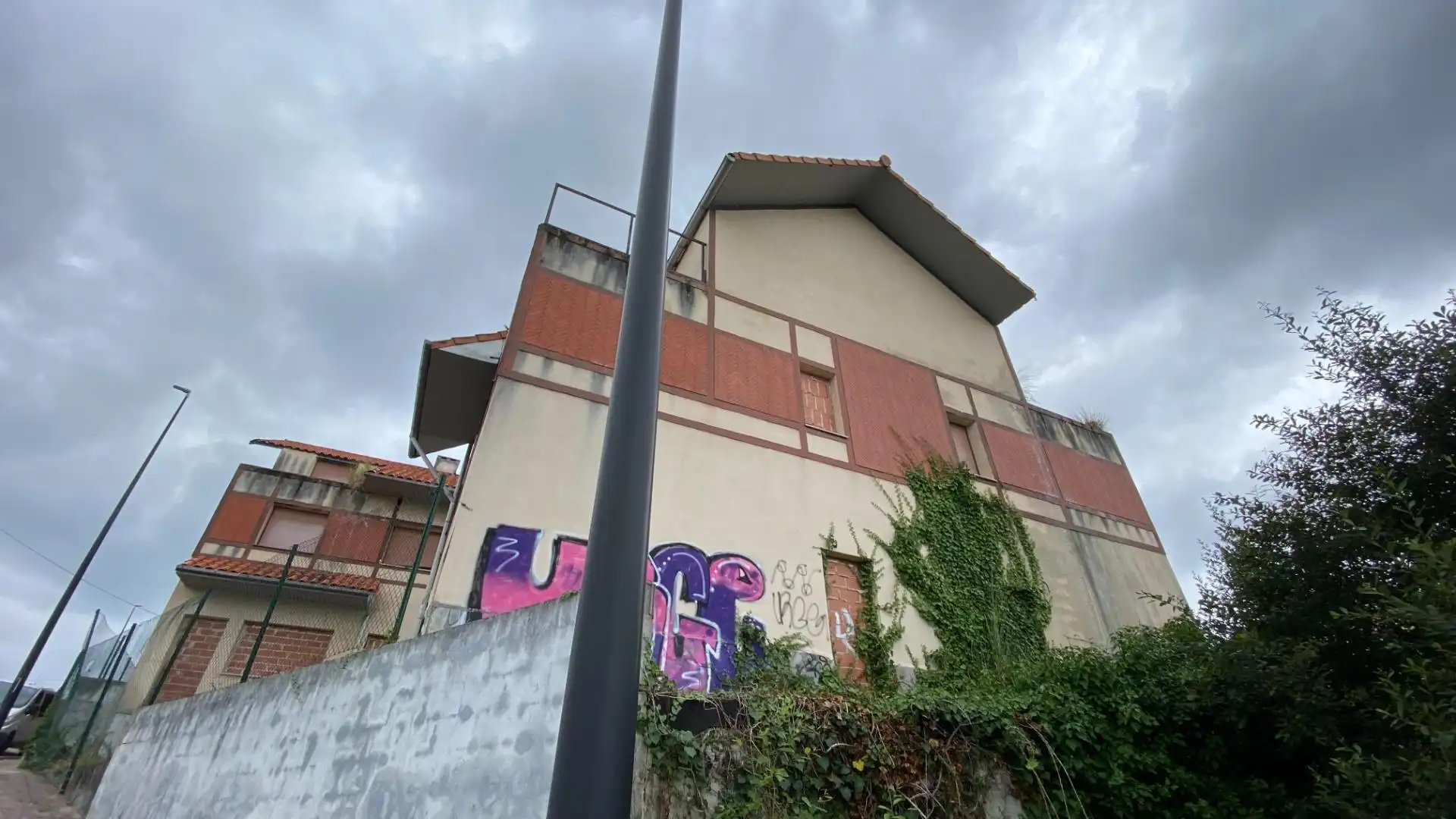 Außenansicht von Gebäude zum Verkauf in Cartes