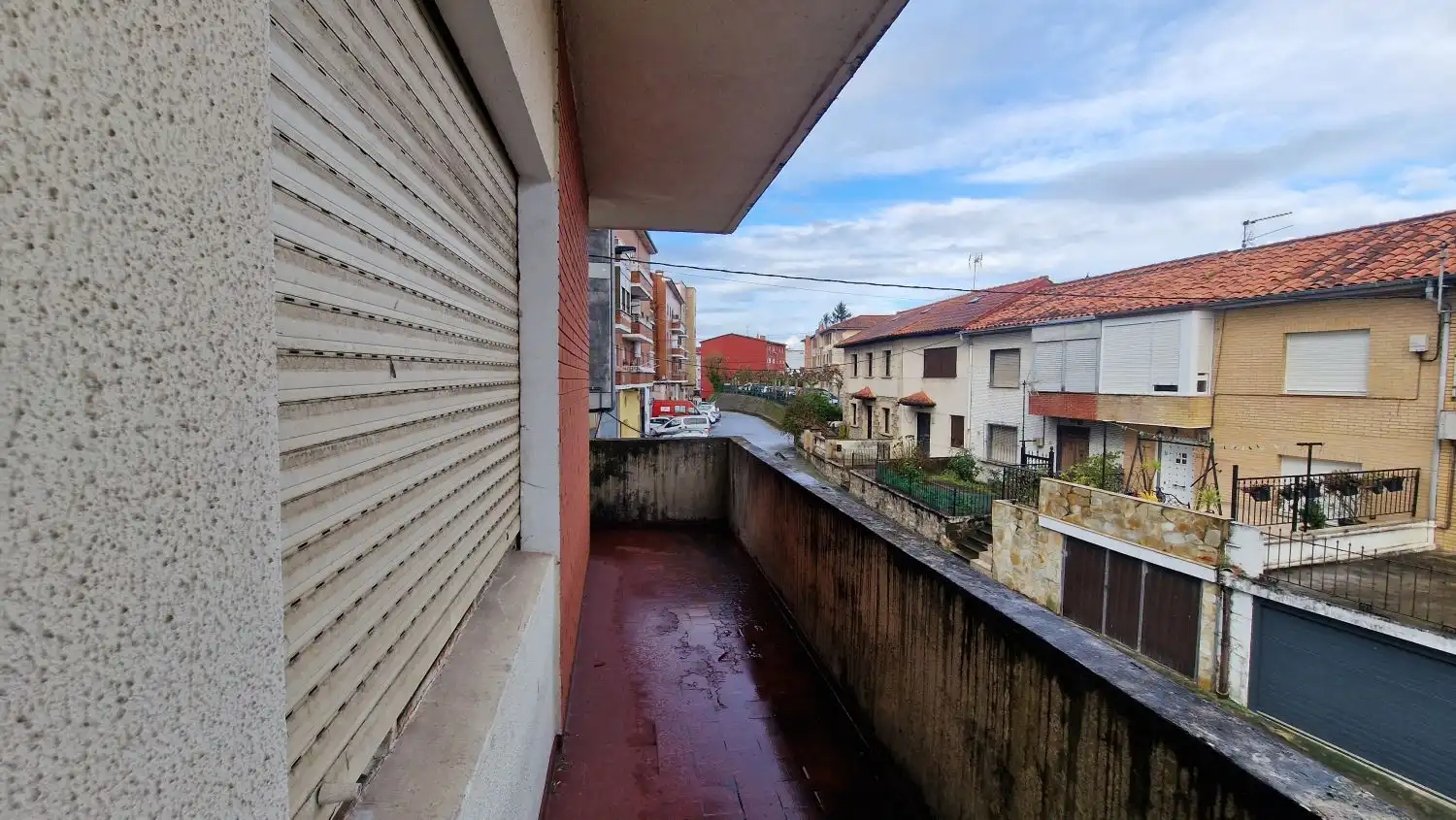 Vista exterior de Casa o xalet en venda en Torrelavega  amb Terrassa, Traster i Balcó