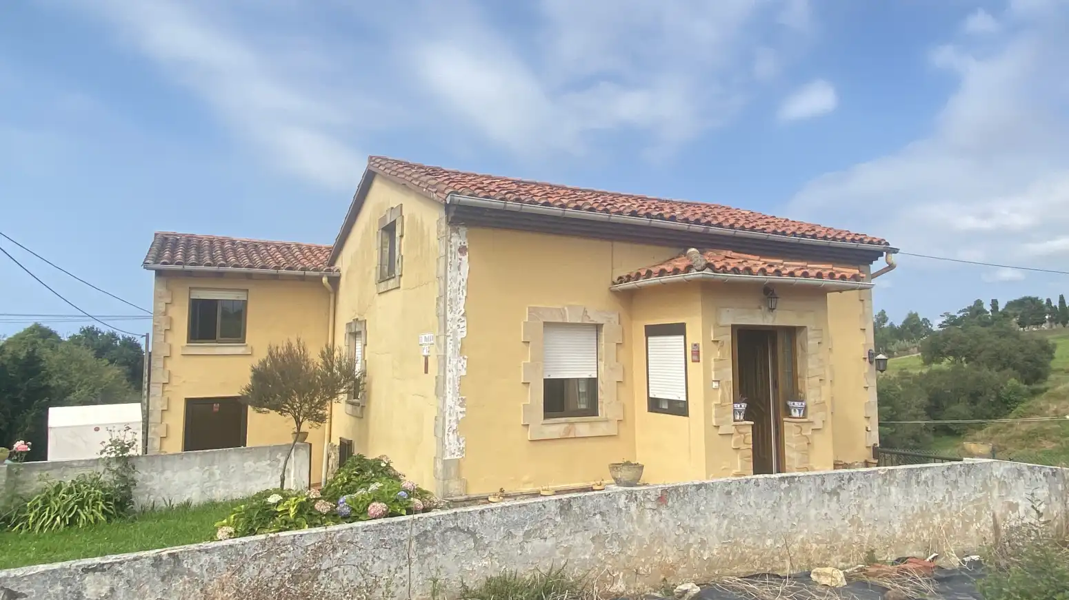 Außenansicht von Haus oder Chalet zum Verkauf in Polanco mit Heizung, Privatgarten und Parkett