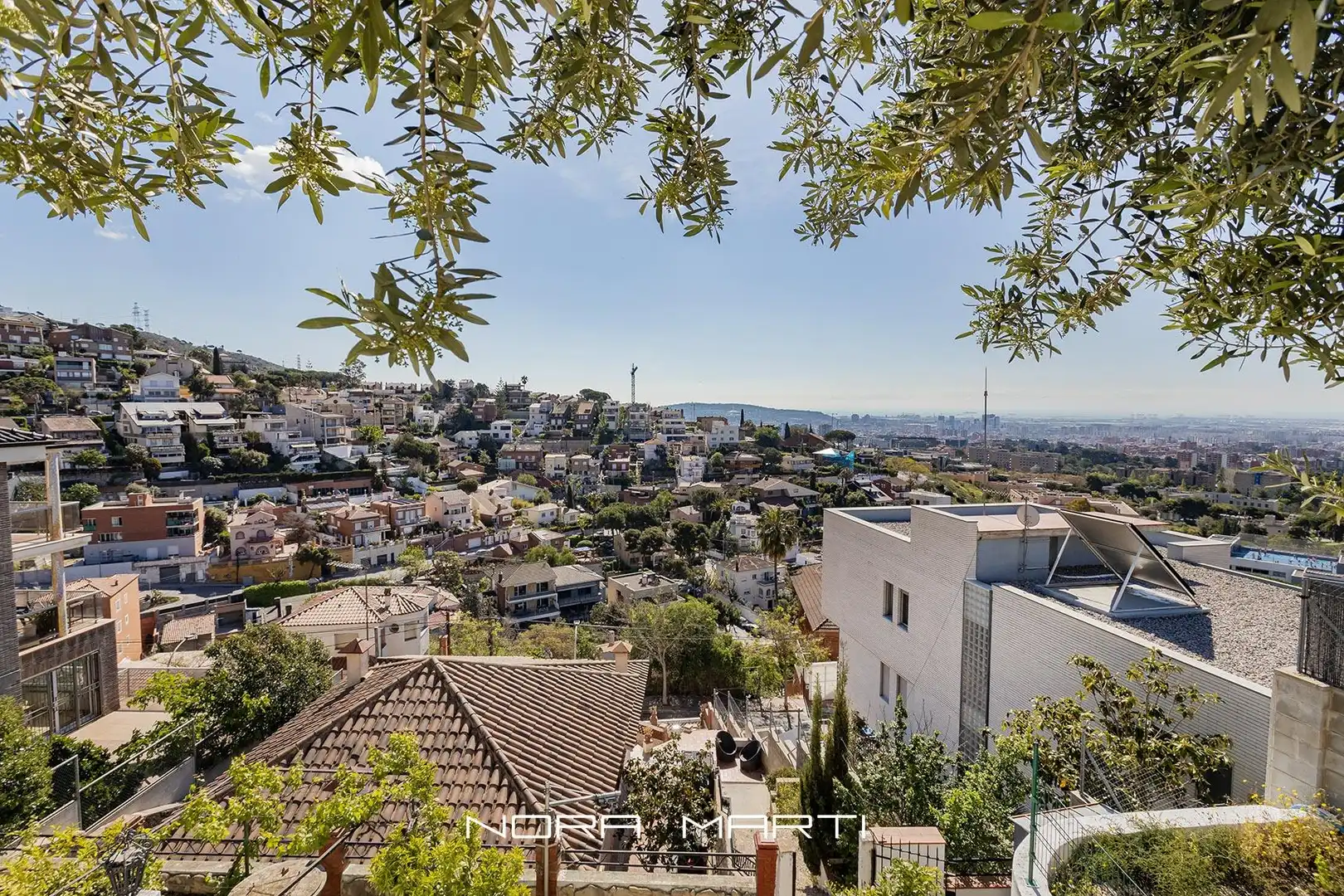 Vista exterior de Casa o chalet en venta en Esplugues de Llobregat con Jardín privado, Piscina y Alarma