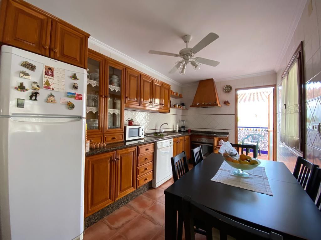 Cuina de Casa adosada en venda en Vélez-Málaga amb Calefacció, Jardí privat i Terrassa