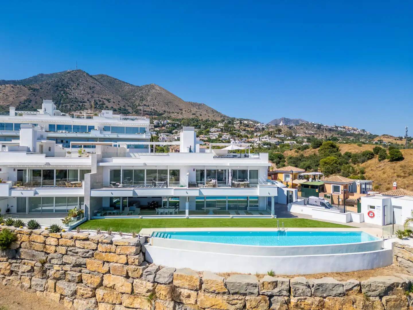 Außenansicht von Wohnungen zur Miete in Benalmádena mit Klimaanlage, Terrasse und Schwimmbad