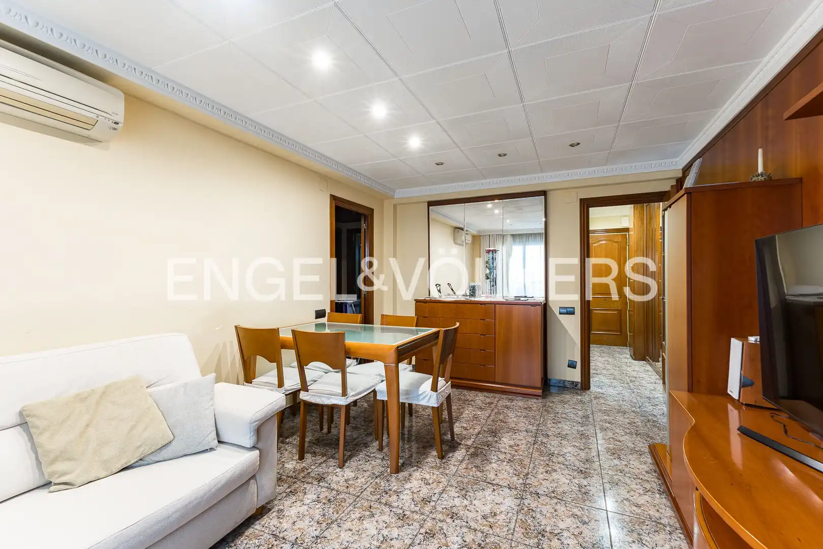 Comedor de Piso en venta en Barcelona con Calefacción y Balcón